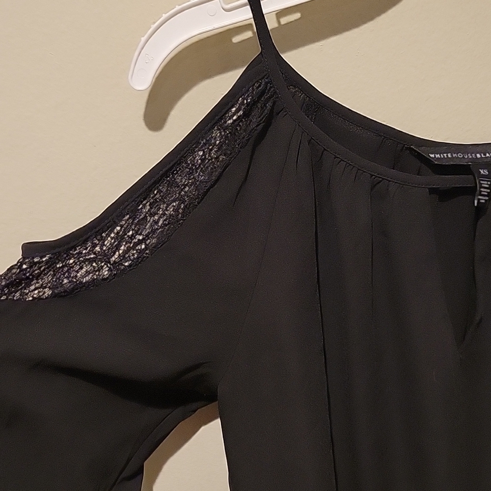 ❤️ WHITE HOUSE BLACK MARKET WHBM LACE DETAIL COLD SHOULDER FLOWY TOP, XS - Picture 2 of 6